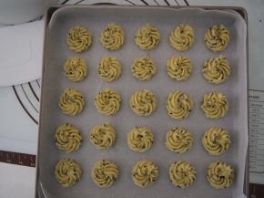 挤出自己喜欢的形状，烤箱预热至160度，中层上下火，25分钟左右，观察上色，切开后看看内心熟透即可。