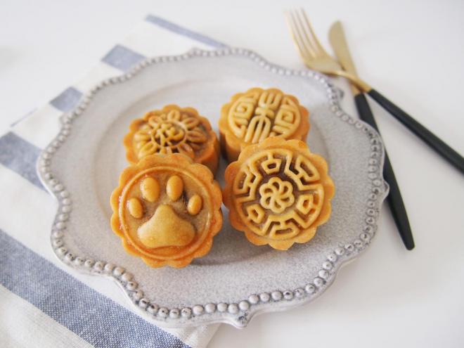 广式咸蛋黄豆沙月饼