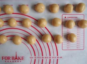 将面团分成大概15g左右一个小球。