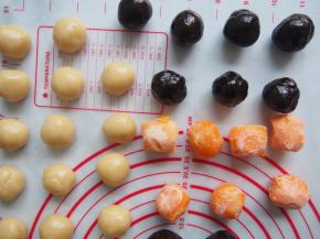 将红豆沙馅分成15g左右一个小球。