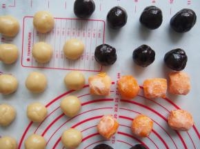 将红豆沙馅分成15g左右一个小球。