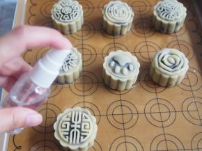 月饼进烤箱前轻轻喷上一层水，170度烘烤5分钟左右定型。