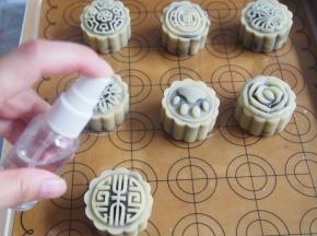 月饼进烤箱前轻轻喷上一层水，170度烘烤5分钟左右定型。