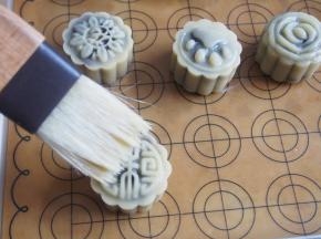 取出刷上一层蛋液，续烘烤20分钟左右看月饼上色即可。