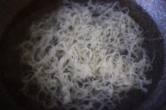 锅中倒入适量清水煮沸后，放入一块米粉、煮1分钟散开即可关火，捞出沥干水分备用