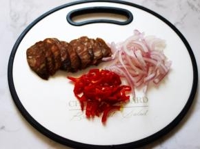 风干肠用刀切成薄片，洋葱切丝，红椒切丝备用