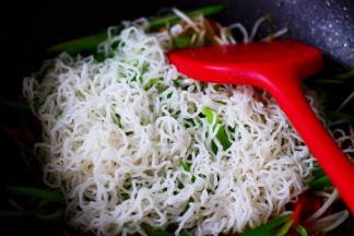 再加入提前煮熟的米粉