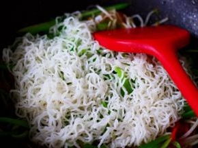再加入提前煮熟的米粉