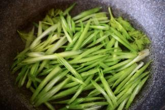 芹菜摘洗干净后用刀斜切丝后、焯水备用