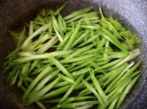 芹菜摘洗干净后用刀斜切丝后、焯水备用