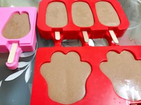 把雪糕糊装入模具里，放入冰箱冷冻一夜后脱模