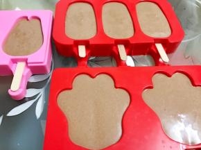 把雪糕糊装入模具里，放入冰箱冷冻一夜后脱模