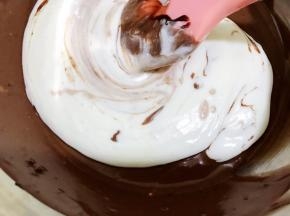 把打发好的淡奶油倒入巧克力酸奶糊里