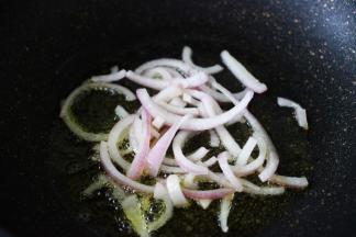 热锅倒入花生油烧热后放洋葱丝翻炒片刻，爆出香味之后