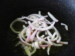 热锅倒入花生油烧热后放洋葱丝翻炒片刻，爆出香味之后