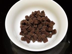 黑巧克力隔热水融化（水温不能太高哦）