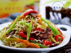 把炒好的风干肠芹菜什锦炒米粉盛出就可以食用咯