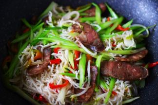 大火把所有的食材翻炒均匀即可关火