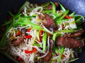 大火把所有的食材翻炒均匀即可关火