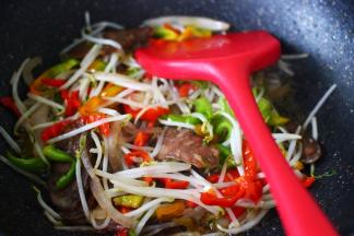 大火继续翻炒片刻后