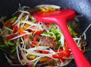 大火继续翻炒片刻后