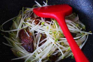 这个时候加入洗净的绿豆呀，继续用锅铲大火进行煸炒