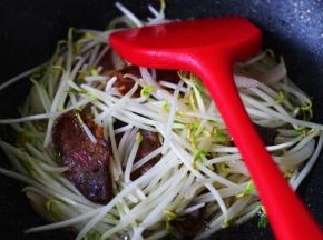 这个时候加入洗净的绿豆呀，继续用锅铲大火进行煸炒