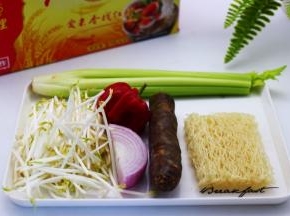 首先备齐所有的食材，青椒忘记拍照了