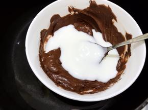 融化后加入50克常温酸奶