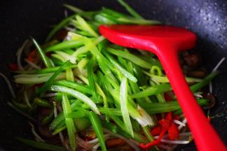 加入焯过水的芹菜