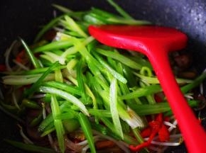 加入焯过水的芹菜