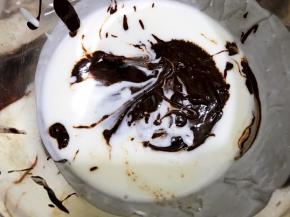 把融化好的巧克力酸奶糊倒入剩的常温酸奶里
好吧，我承认这是车祸现场