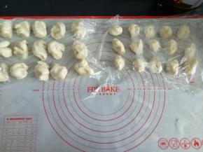 松弛好的油皮，油酥分别平均分成15份