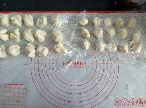 松弛好的油皮，油酥分别平均分成15份