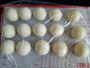 依次包好后盖保鲜膜松弛20分钟