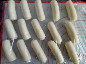 依次卷好后盖保鲜膜松弛20分钟