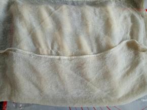 保鲜膜上可以盖一块湿布，防止风干干皮