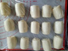 全部卷好后盖保鲜膜松弛20分钟