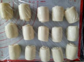 全部卷好后盖保鲜膜松弛20分钟