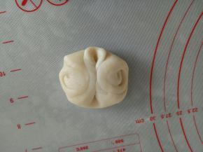 两边收回来，利用手掌压扁