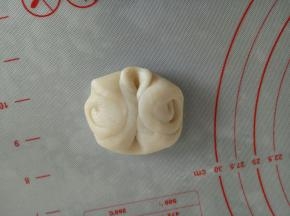 两边收回来，利用手掌压扁