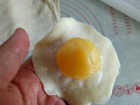 边缘擀薄点，包入奶黄馅