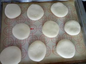 依次包好后收口向下，按扁，擀成圆饼