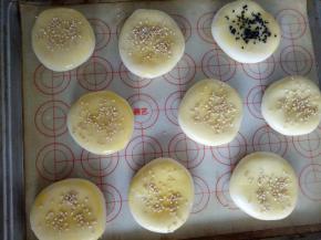 撒上芝麻，白的黑的都可以，我两种都有撒