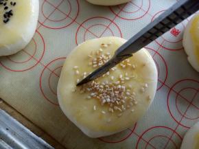 用一把锋利的小刀割3道扣子，放入遇热好的烤箱，中层，上下火180度烤20分钟左右