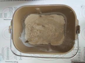 除黄油外所有材料放入面包机揉面。