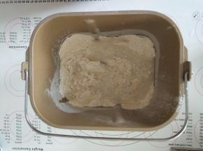 除黄油外所有材料放入面包机揉面。