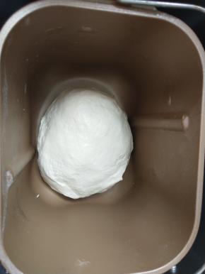 揉到出厚膜加入软化的黄油继续揉到出手套膜为止。然后进行基础发酵。发酵到2倍大。