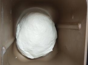 揉到出厚膜加入软化的黄油继续揉到出手套膜为止。然后进行基础发酵。发酵到2倍大。