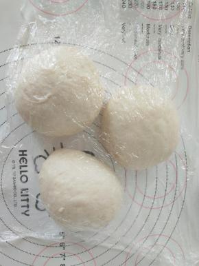 发酵好的面团分割成3份，滚圆松弛15分钟。